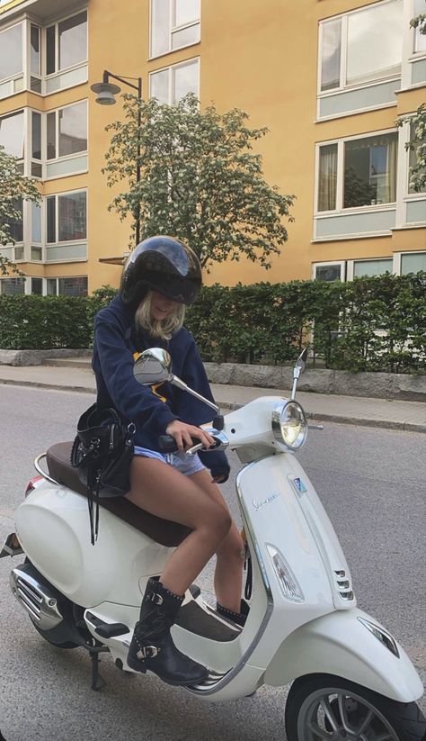 Scooter Girl Aesthetic, Vespa Scooters Vintage, Scooter Aesthetic, Vespa Aesthetic, Vespa Sprint, Girls Driving, Blazer Outfits Casual, Vespa Girl, Vespa Vintage