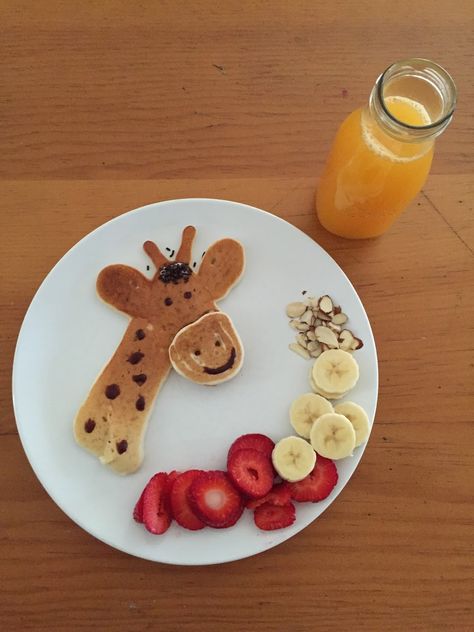 Giraffe pancakes Pancake Animals, Giraffe Bread, Animal Pancakes, Pancake Animals For Kids, Fun Pancake Shapes, Cute Pancakes For Kids, Breakfast With Giraffes, Animal Breakfast For Kids, Animal Shaped Foods