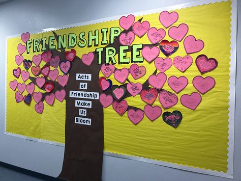 Friendship Tree with Students' Cinquain Poems about their classmates Friendship Tree Classroom, Friendship Tree Art, Friendship Bulletin Board Preschool, Friendship Bulletin Boards, Friendship Day Decoration Ideas For School, Friendship Day Decoration In School, Friendship Classroom Door, Friendship Tree Craft, Friendship Day Activities For Preschool