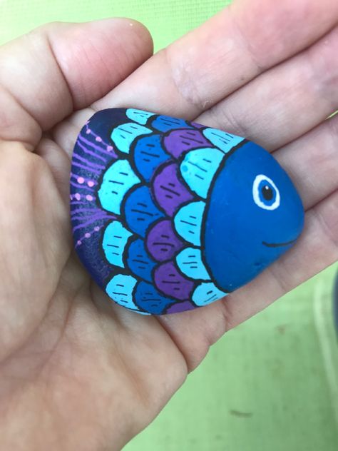 Octopus Rock Painting, Rock Painting Fish, Cute Animal Painted Rocks, How To Paint A Fish On A Rock, Fish Rock Painting Ideas Easy, Posca Stone Art, Rock Painting Fish Ideas, Painting Fish On Rocks Ideas, Rock Painting Animals