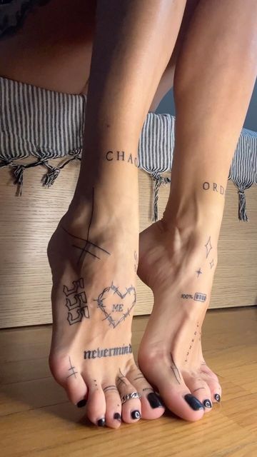 Pisces Knee Tattoo, Tattoo In Legs For Women, Underfoot Tattoo, Tattoos On Feet For Women, Toes Tattoos For Women, Be Where Your Feet Are Tattoo, Little Leg Tattoos, Tattoo Foot Woman, Fine Line Foot Tattoo