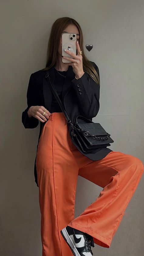 Styling Orange Pants, Outfit With Orange Pants, Orange Pants Outfit, Outfit Combos, Color Combos Outfit, Looks Pinterest, Orange Pants, Look Formal, Edgy Outfits