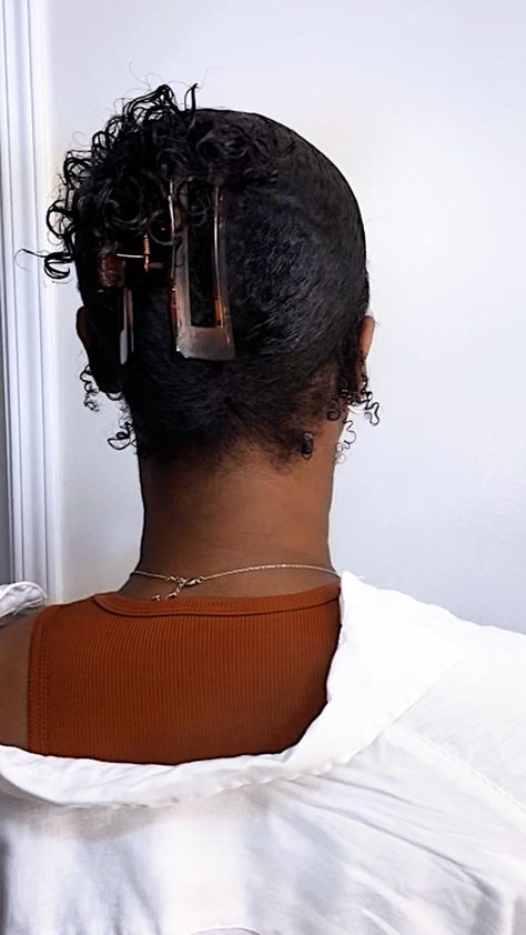 Claw clip, bkack girl, curly hair, natural hair Cute Natural Hairstyles For Black Women, Flips Hair, Hair Clip Hairstyles, 4c Hair Care, Cute Natural Hairstyles, Quick Natural Hair Styles, Clip Hairstyles, Braids With Curls, Hair Affair