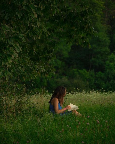 a golden hour senior shoot with miss @allison.crump + her Bible & bsf 🌅📸📖💌 • • • • Keywords: visual poetry, summer, pinterest, Indiana, couple photos, documentary style photography, Indiana photographer, vintage, storytelling photography, cinematic style photography, golden hour, summer photoshoot, Summer inspo, wildflowers, spring, senior photos, art, golden hour photos, pinterest inspo, Sunsets, vsco, senior 2025 photoshoot, • #photographer #photography #photo #photoshoot #photooftheday #re... Louisiana Senior Pictures, Senior Photos With Family, Outdoor Book Photography, Simple Life Photography, Senior Pics With Books, Senior Photos Vintage, Senior Picture Ideas Library, Senior Picture Ideas Wildflowers, Photoshoot With Bible