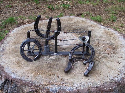 Metal Sculpture Artists, Horseshoe Projects, Western Crafts, Horseshoe Decor, Horseshoe Crafts, Welding Art Projects, Horseshoe Art, Metal Welding, Steel Sculpture