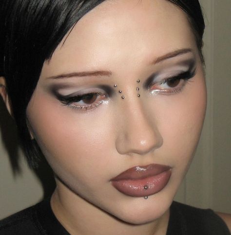 Soft Metal Aesthetic, Berghain Makeup, Jazz Makeup Looks, Browless Makeup, Rebellious Makeup, Nose Bridge Makeup, Black Makeup Eye, Metal Makeup Looks, Scratches Makeup