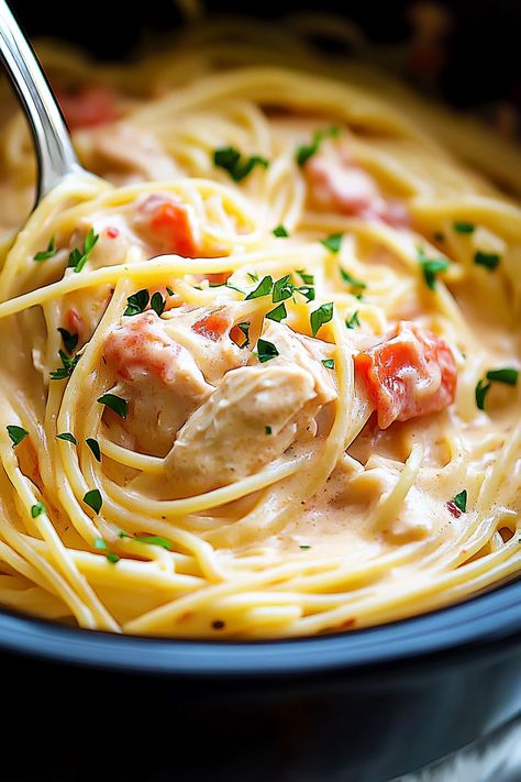 Creamy Crockpot Chicken Spaghetti - Taste Of Recipe Chicken Spaghetti In Crockpot, Creamy Crockpot Chicken Spaghetti, Spaghetti Crockpot, Chicken Spaghetti Recipe Crockpot, Crockpot Chicken Spaghetti, Creamy Crockpot Chicken, Crockpot Spaghetti, Great Dinner Ideas, Crockpot Chicken Breast