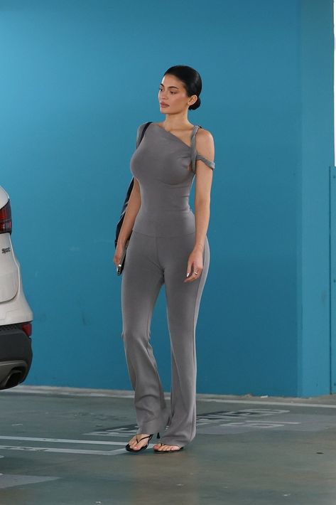 Kylie Jenner Style Kendall Jenner Jumpsuit, Kylie Jenner Challenge, Kylie Jenner Lashes, Woodland Hills California, Kylie Jenner Photos, Kylie Jenner Lips, Maternity Street Style, Kylie Jenner Outfits, Kylie Jenner Style