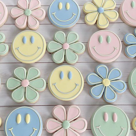 Sprinkle Royal Icing Cookies, Happy Face Cookies Smile, Smile Cookies Decorated, Easy Cookies Decorated, Pastel Royal Icing Cookies, Bday Cookies Decorated, Simple Iced Cookies, Easy Cookies Decorating Ideas, Simple Cookie Design Royal Icing