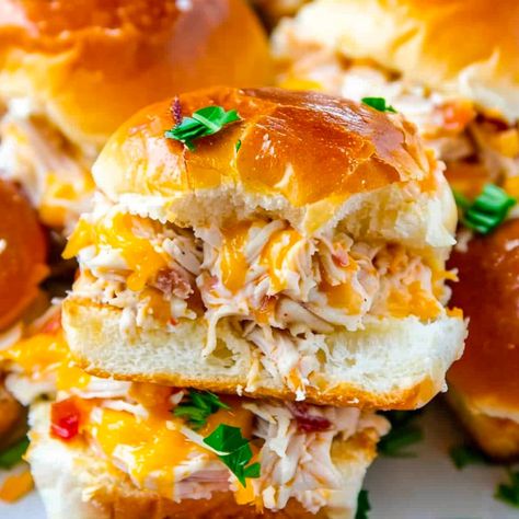 Crack Chicken Sliders - Easy DIY Recipes Cracked Chicken Sandwiches, Ranch Chicken Sliders Recipes, Chicken And Cheese Sliders, Cracked Chicken Sliders, Mississippi Sliders, Chicken Cheesesteak Sliders, Cheesy Garlic Chicken Wraps, Mississippi Chicken Sliders, Chicken Sliders Recipes Kings Hawaiian