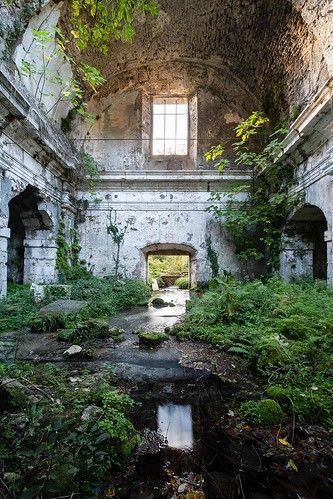 Apocalypse Aesthetic, Abandoned Town, Abandoned Churches, Church Aesthetic, Abandoned Church, Ancient Ruins, Abandoned Buildings, Old Buildings, Abandoned Houses