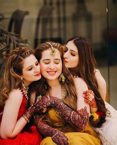 Sibling Photoshoot Ideas, Mehendi Photography Bridal, Mehendi Photoshoot, Photos With Bridesmaids, Sibling Photoshoot, Mehendi Photography, Bridal Shots, Bridesmaid Poses, Brides Sister