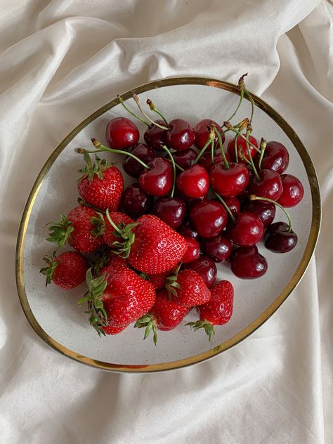 Plate Aesthetic, Cherries And Strawberries, Elegant Plates, Cherry Fruit, Red Accessories, Strawberry Fruit, Fresh Strawberries, Fruit Plate, Healthy Fruits