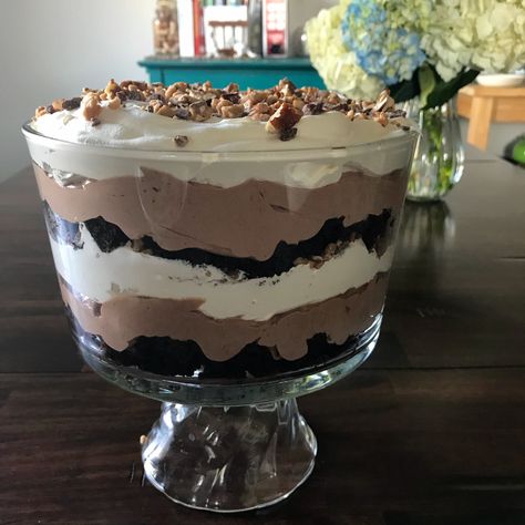 Chocolate Trifle Desserts, Oreo Trifle, Trifle Bowl Recipes, Brownie Oreo, Punch Bowl Cake, Trifle Dessert Recipes, Oreo Brownie, Chocolate Trifle, Trifle Bowl