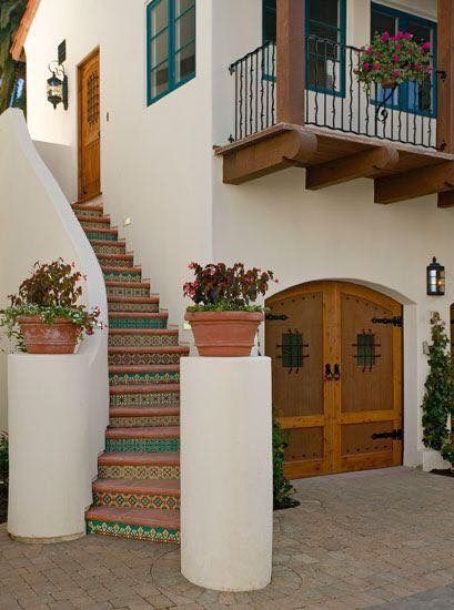 Love the steps on this house Chalet Modern, Architecture Apartment, Architecture Homes, Architecture Styles, Exterior House Colors Stucco, Valentines Nail, Architecture Residential, Mexico House, Mexican Home