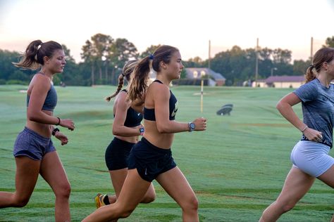 College Cross Country, College Athlete Aesthetic, Running Inspo, College Athlete, Shred Workout, Track Pictures, Friends School, Track Star, Running Friends