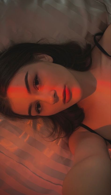 sunset pick, girl with dark hair, clean girl aesthetic, sunset selfie aesthetic, in bed selfie, pretty girl, selfie with led, led pick Poses In Bed Aesthetic, Sleeping Selfie Poses, Girl In Bedroom Sleeping, Selfie In Bed Ideas, Aesthetic Bed Photos, Bedroom Selfie Ideas, Lying In Bed Selfie, In Bed Selfie Poses, Bed Selfie Aesthetic