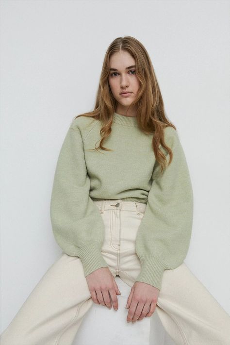 White Jumper Outfit, Jumper Outfit Women, Green Jumper Outfit, Green Sweatshirt Outfit, All Green Outfit, Knitwear Details, Cream Outfit, Worship Team, Jumper Outfit