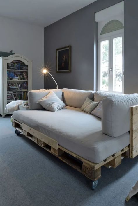 6 Inexpensive DIY Pallet Furniture Ideas for Your Home - Dengarden Pallet Bank, Homemade Sofa, Design Ložnic, Zimmer Diy, Furnitur Ruang Keluarga, Pink Comforter, Pallet Bed, Pallet Couch, Couch Design