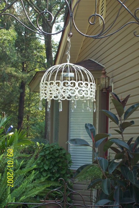 Outdoor Patio Diy, Diy Light Fixtures, Outdoor Chandeliers, Outdoor Chandelier, Astuces Diy, Pallet Furniture Outdoor, Diy Chandelier, Diy Dollar Tree Decor, Dollar Tree Decor