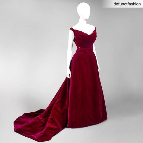 Kym Anderson on Instagram: “@defunctfashion  Charles Frederick Worth | c. 1898 ・・・ This relatively simple and modern velvet gown was designed for Edith Kingdon Gould.…” House Of Worth, 1890s Fashion, Evening Wear Dresses, Edwardian Dress, Retro Mode, Vintage Gowns, Edwardian Fashion, Moda Vintage, Historical Dresses