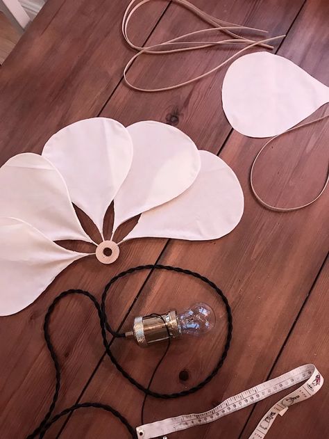 Wall Lamps Diy, Flower Lamp Shade, Diy Luminaire, Diy Lampe, Blogging Platforms, Flower Lamp, Deco Luminaire, Diy Chandelier, Diy Lamp Shade