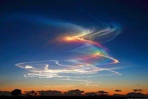 Light Has To Hit Ice Crystals ... is listed (or ranked) 3 on the list The Very Specific Conditions It Takes For You To See a Fire Rainbow Futurisme Retro, Wild Weather, Fire Rainbow, Rainbow Sky, Atmospheric Phenomenon, Ice Crystals, Jolie Photo, Natural Phenomena, Sky And Clouds