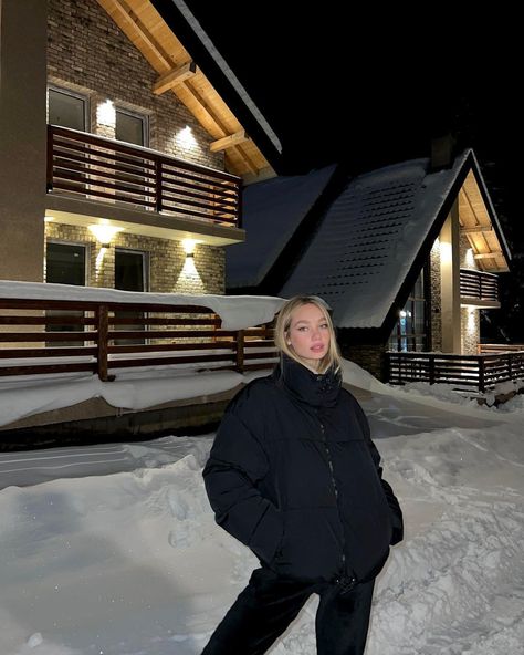 Winter Camp Outfits, Winter Mountain Outfit, Girl In Snow Aesthetic, Blondie Makeup, People In Snow Aesthetic, Mountain Outfit Winter, Snow Winter Outfits, Snow Aesthetic Friends, Latvia Winter