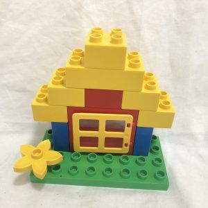 Lego Duplo Ideas - Buildings Lego Duplo Building Ideas Toddlers, Lego Duplo Ideas, Duplo Ideas, Build A Castle, Ideas For House, Flat House, Construction Lego, Lego Activities, Lego Blocks