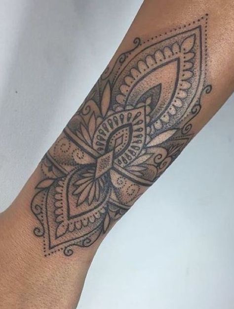 Ephemeral Tattoo, Mandala Wrist Tattoo, Model Tattoos, Cuff Tattoo, Tattoo T, Cool Wrist Tattoos, Hand And Finger Tattoos, Wrist Tattoos For Guys, Inspiration Tattoos