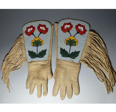 Beaded Gloves, Powwow Regalia, Gauntlet Gloves, Native Beading Patterns, Native American Clothing, Beadwork Designs, Native Beadwork, Beautiful Beadwork, Native American Beadwork