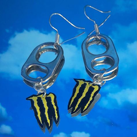 Its earrings made entirely out of monster can and components Monster Can Earrings, Monster Can Jewelry, Monster Energy Jewelry, Weirdcore Earrings, Monster Can Ideas, Monster Can Crafts, Gay Earrings, Monster Cans Diy, Monster Earrings