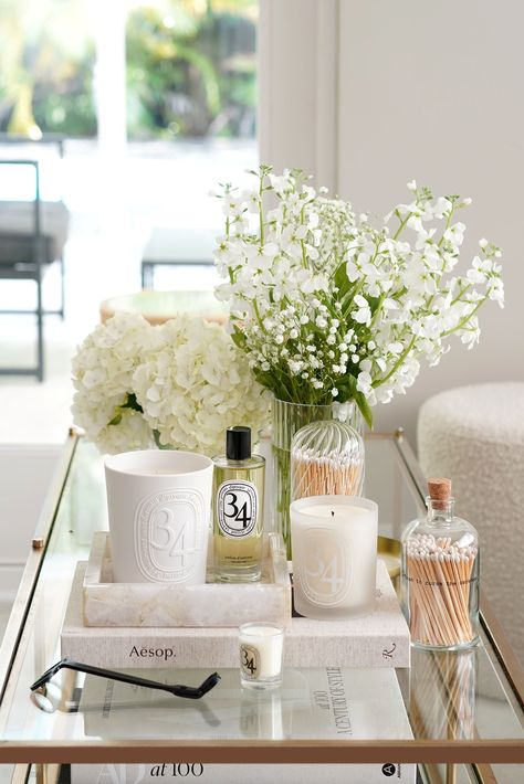 Diptyque Candles Decor, Spring Home Decor Ideas, Diptyque Decor, Coffee Table Decor Living Room, Coffee Table Candles, Diptyque Candles, Tray Coffee Table, Table Decor Living Room, Outdoor Candles