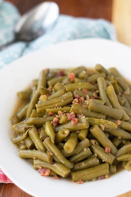 How to Dress Up Canned Green Beans:  Delicious Recipes and Tips for a Flavorful Twist Greenbeans Bacon, Ham Broth, Southern Style Green Beans, Canned Green Beans, Southern Green Beans, Homemade Chicken Salads, Carb Sides, Southern Greens, Beef Wellington Recipe