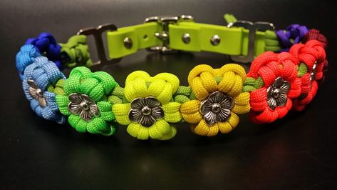 Clever Paracord Flower Macrame Bracelet Tutorial - The Beading Gem's Journal Paracord Flower, Paracord Macrame, Flower Macrame, Paracord Bracelet Designs, Aztec Sun, Paracord Bracelet Tutorial, Paracord Braids, Free Jewellery Making Tutorials, Swiss Paracord