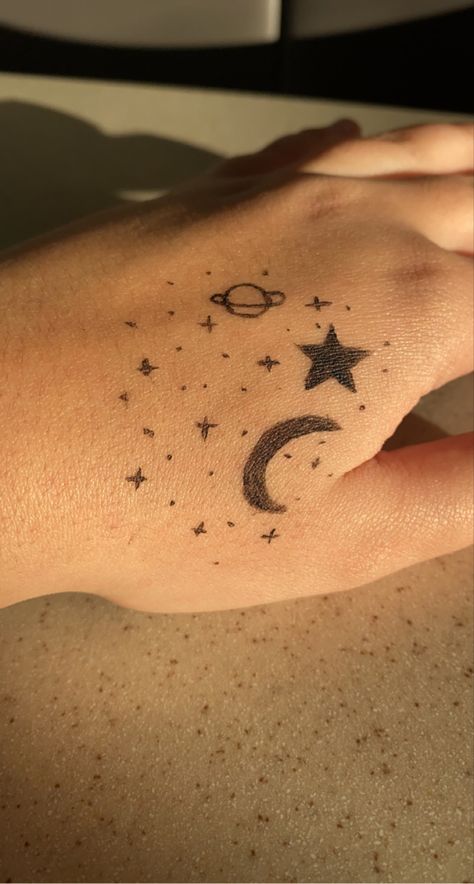 Eyeliner Hand Tattoo, Eyeliner Tattoo Ideas Hand, Jazmyne Core, Eyeliner Tattoo Ideas, Minimal Eyeliner, Doodles On Skin, Tattoo Eyeliner, Henna Tattoo Hand, Eyeliner Tattoo