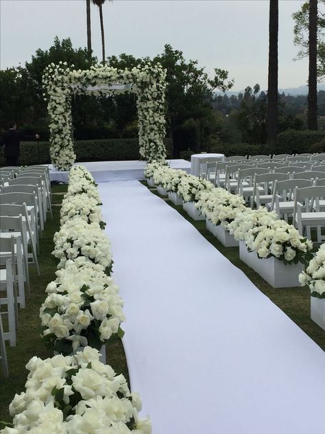 Flowers On Wedding Aisle, Wedding Hupa Decorations, All White Ceremony Wedding, Wedding Decorations White Roses, White Roses Ceremony Decor, Wedding White Carpet, White Rose Themed Wedding, Weeding Decoration Ideas 2022, Hupa Wedding Ideas