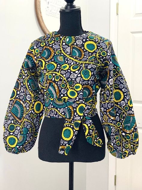 Ankara Top Styles For Jeans, Shorts Ankara, African Print Crop Top, Ankara Top Styles, Chitenge Outfits, Ankara Blouse, Kitenge Fashion, Crop Top Shorts, Ankara Tops