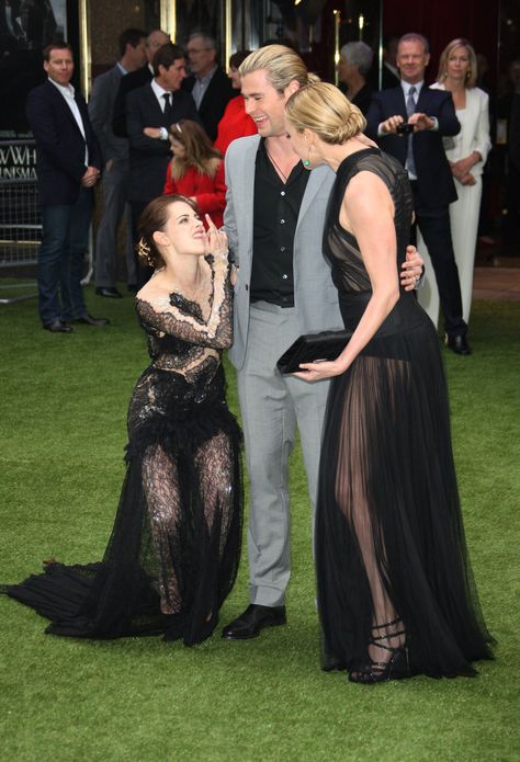 Kristen Stewart + The finger Chris Hemsworth Wife, Snowwhite And The Huntsman, The Huntsman, Interracial Marriage, Charlize Theron, Kristen Stewart, Chris Hemsworth, Celebrity Couples, New Yorker