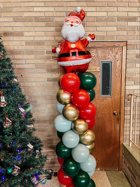 Christmas Balloon Pillars, Christmas Balloon Columns, Christmas Decor Ideas Party, Christmas Columns, Christmas Disco, Balloon Pillars, Balloon Tower, Holiday Bar, Christmas Balloons