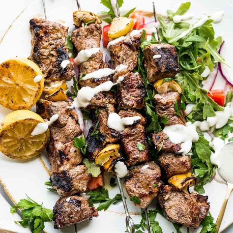 Greek Steak Kebabs Greek Kebab, Greek Steak, Shish Kabobs Marinade, Beef Shish Kabob, Greek Beef, Shishkabobs Recipe, Kabob Marinade, Greek Dinner, Shish Kabob