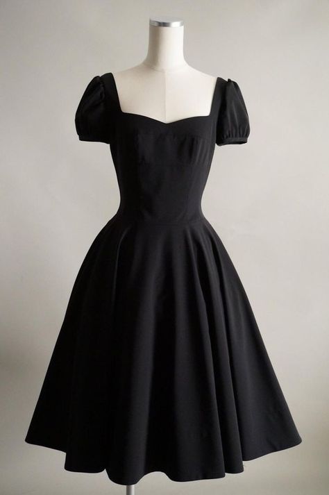 Pretty Black Dresses, Mode Ulzzang, Mode Shoes, Cute Black Dress, Black Dresses Classy, Simple Black Dress, Desi Fashion Casual, Prom Dress Inspiration, Grad Dresses