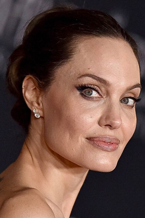 A world-famous actress and humanitarian, Angelina Jolie has just announced the birth of her newest project – Atelier Jolie, officially coming Fall 2023.If you're worried this is yet another celebrity brand, fear not: this project has massive potentiality in terms of both environmental and humanitarian care, and it's definitely going to be a massive hit! Angelina Jolie Now, Angelina Jolie Makeup, Angelina Jolie Style, Angelina Jolie Photos, Justin Bieber Pictures, Makeup Spray, Face Images, Fashion Project, Celebrity Makeup