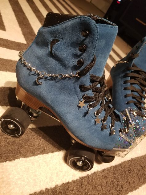 Rollerskates Aesthetic Outfits, Rollerskating Shoes, Decorating Roller Skates, Cute Skates, Y2k Roller Skating Outfits, Roller Skater Aesthetic, Decorated Roller Skates, Rollerblades Aesthetic, Aesthetic Roller Skates