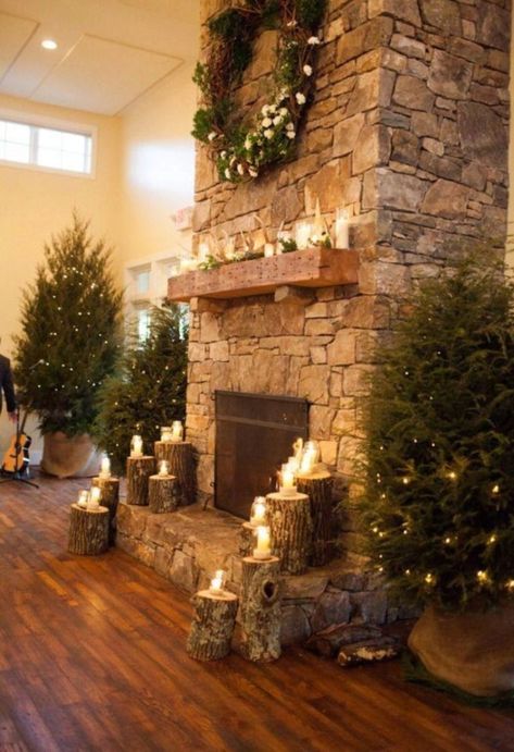 Diy Christmas Fireplace, Design Camino, Christmas Fireplace Mantels, Fireplace Mantel Shelf, Christmas Fireplace Decor, Rustic Fireplaces, Winter Wedding Decorations, Christmas Mantel Decorations, Christmas Decorations Living Room