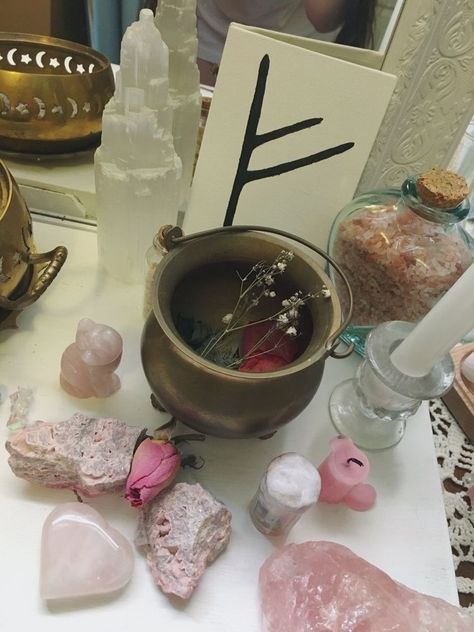 Crystal Room, Crystal Altar, Crystal Vibes, Witches Altar, Crystal Aesthetic, Baby Witch, Season Of The Witch, Witch Aesthetic, Witchy Vibes