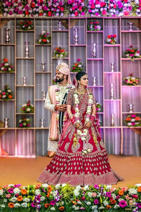 Marrige Pose Wedding Photos, Copal Photography, Cupal Pose, Couple Wedding Dress Indian Hindu, Indian Wedding Reception Outfits, Marriage Poses, शादी की तस्वीरें, Pose Couple, Bride Groom Poses