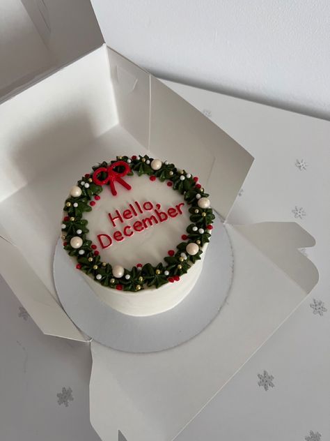 Cute Christmas Cake Designs, Bento Cake Christmas Design, Christmas Bento Cake Ideas, Wreath Christmas Cake, Christmas Theme Birthday Cake, Christmas Bento Cake Design, Christmas Theme Cake Buttercream, Bento Cake Natal, Christmas Cake Decoration Ideas