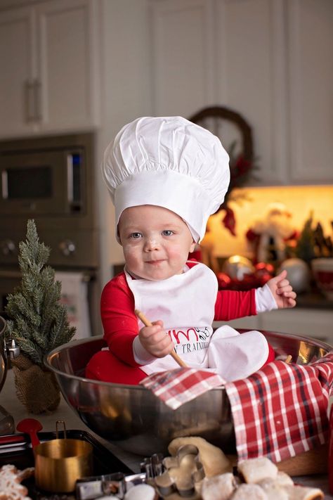 Baby Baking Photoshoot, Cookies Photoshoot, Baking Photoshoot, Santa Minis, Christmas Pictures Kids, Baby Chef, Christmas Baby Pictures, Santa Mini, Baby Christmas Photos