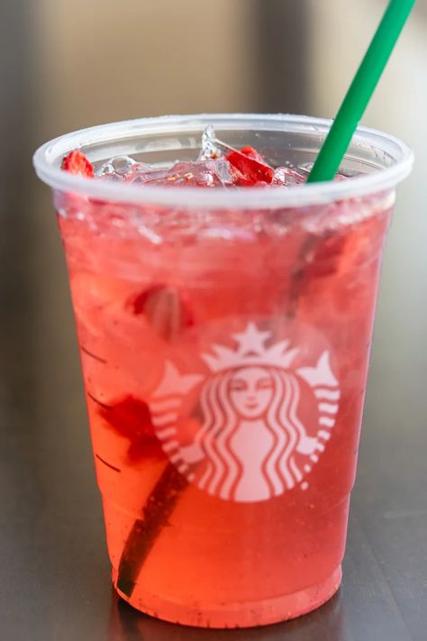 Starbucks Strawberry Acai Refresher Copycat - Coffee Levels Starbucks Strawberry Refresher, Acai Drink, Starbucks Strawberry Acai Refresher, Passion Tea Lemonade, Menu Coffee, Best Starbucks Drinks, Caffeine Free Drinks, Strawberry Acai Refresher, Cold Starbucks Drinks